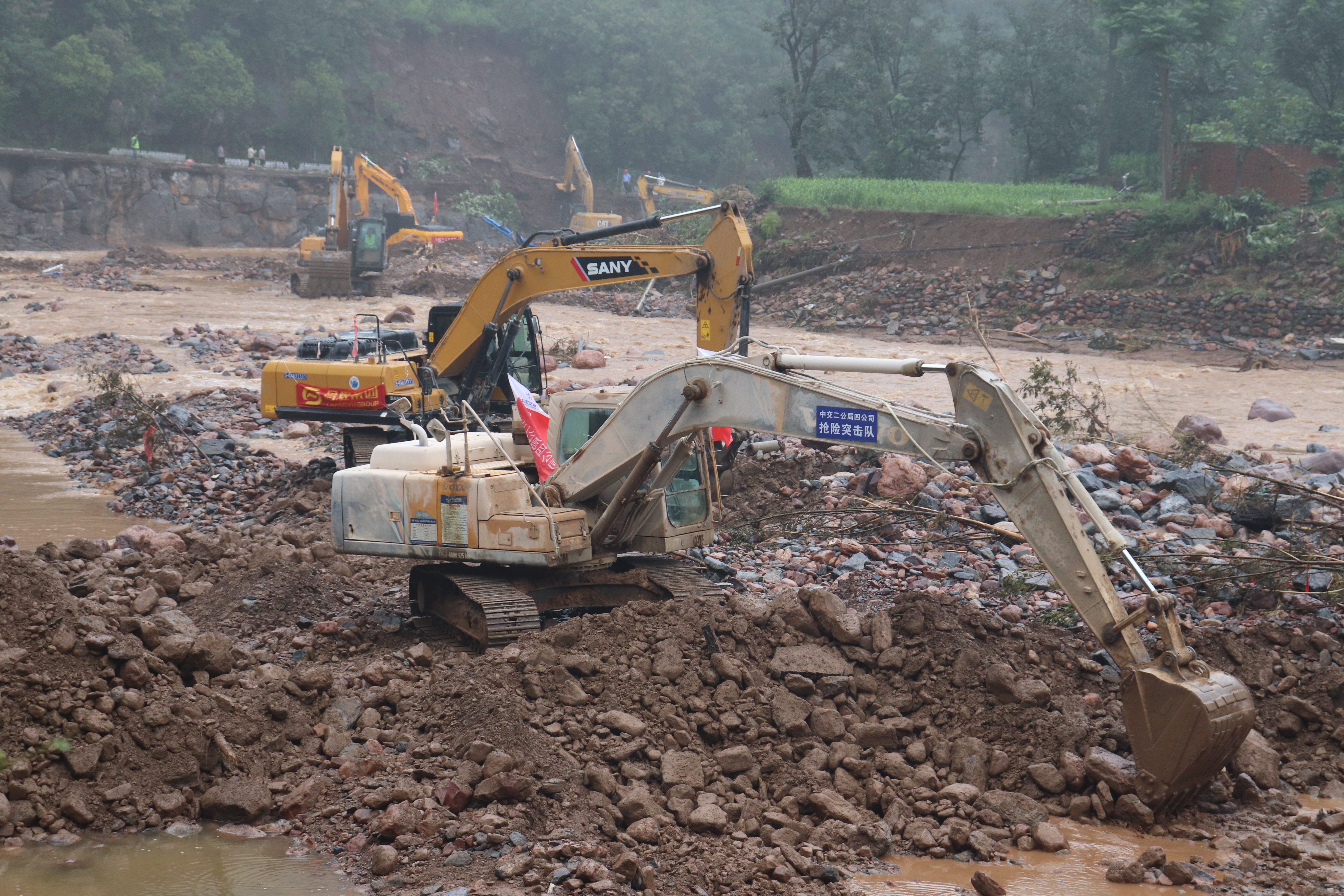 乔水项目“抗洪抢险救灾突击队”驰援地方抢修道路.JPG