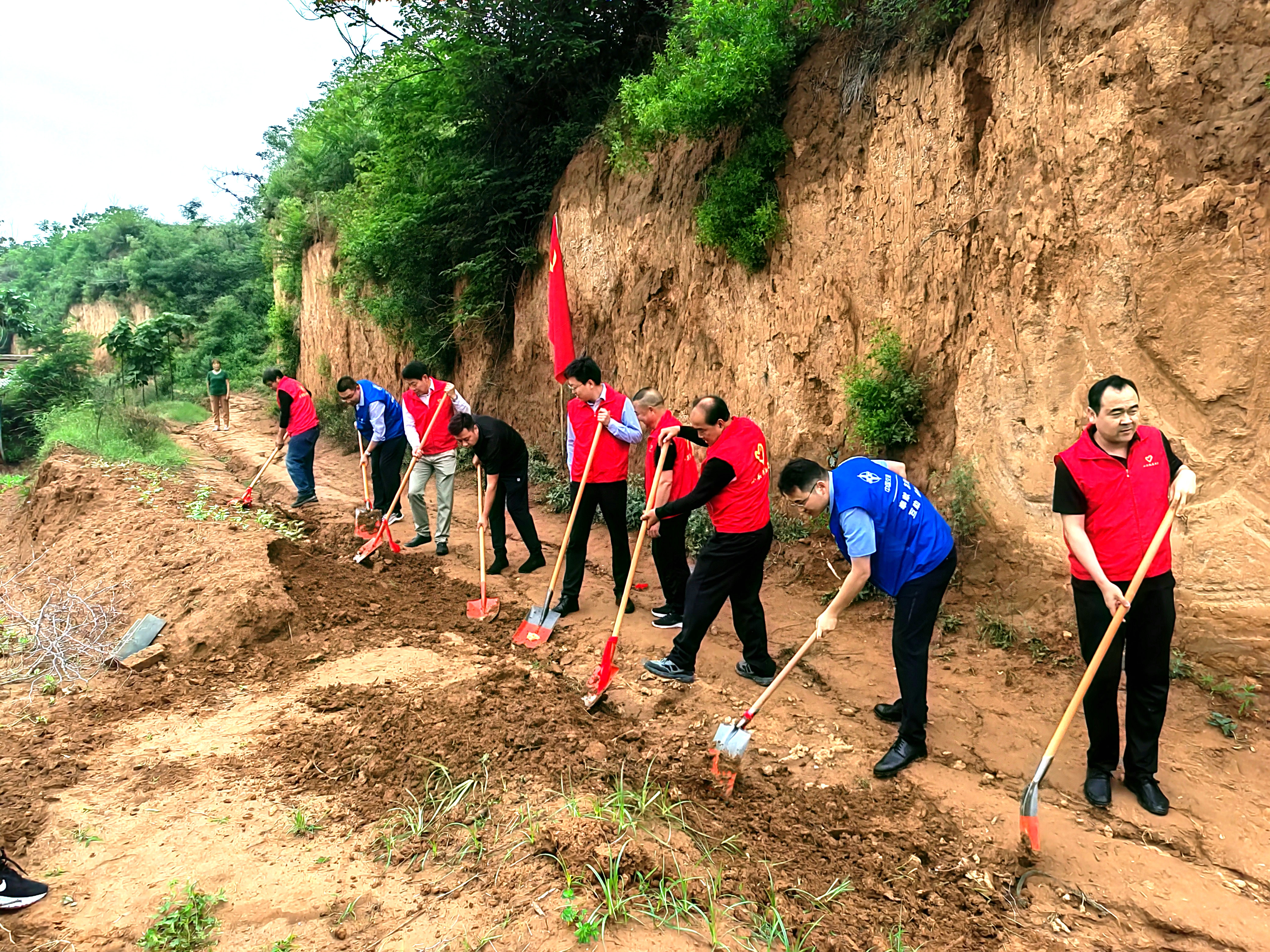 蓝马甲志愿者和地方党员先锋队一起抢修道路_副本.jpg