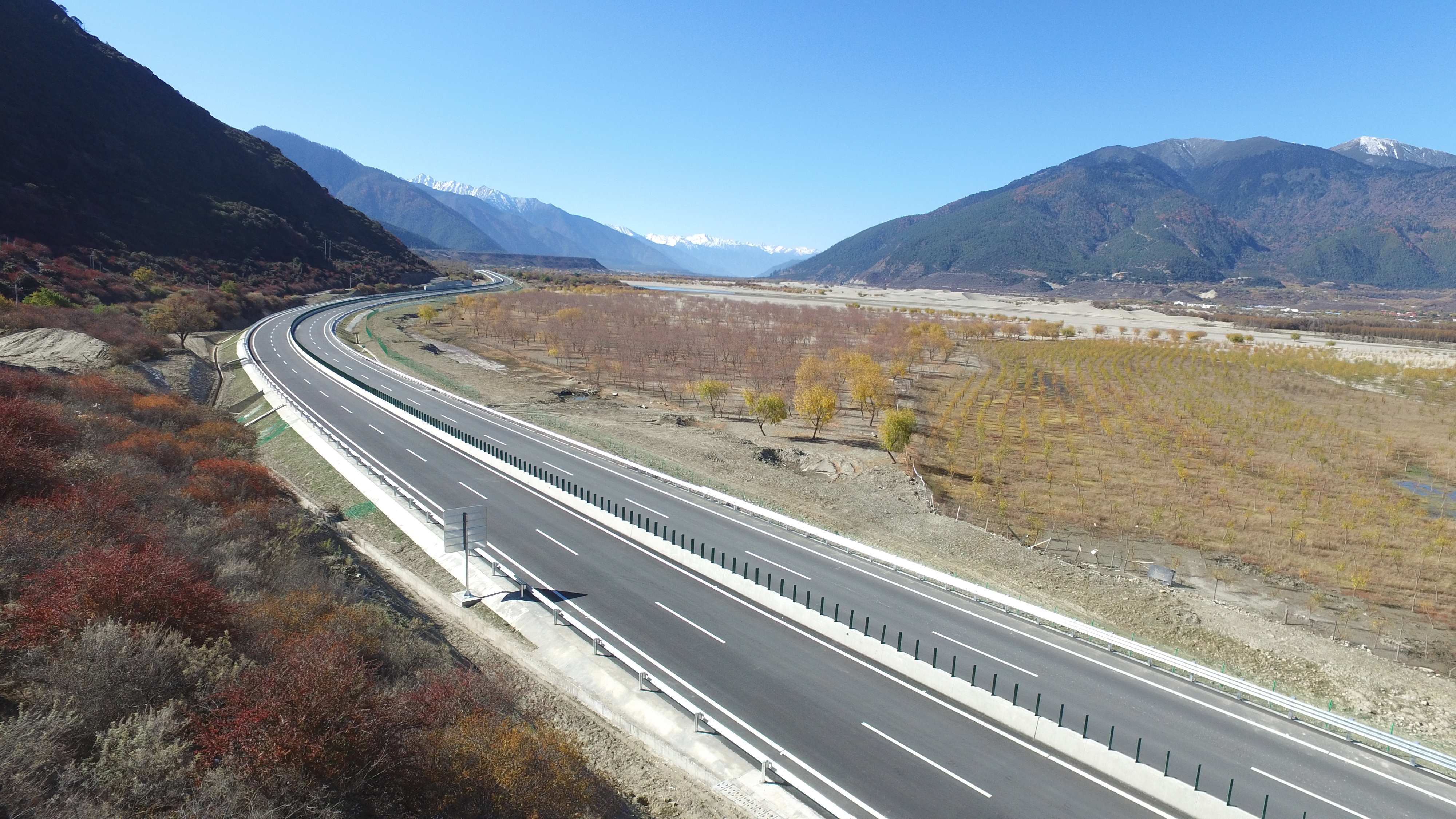 林米机场路公路 (画册).JPG