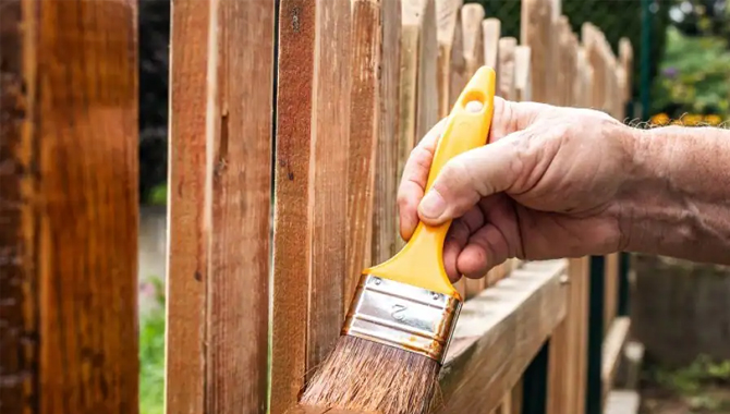 Advantages of Staining Fences Without Cleaning