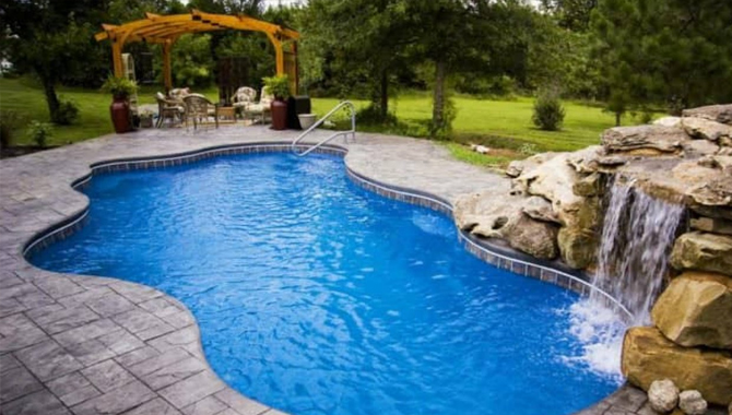 What Are the Advantages of Flagstone Around a Pool