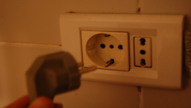 What To Do If You Find An Old Or Broken Electrical Outlet